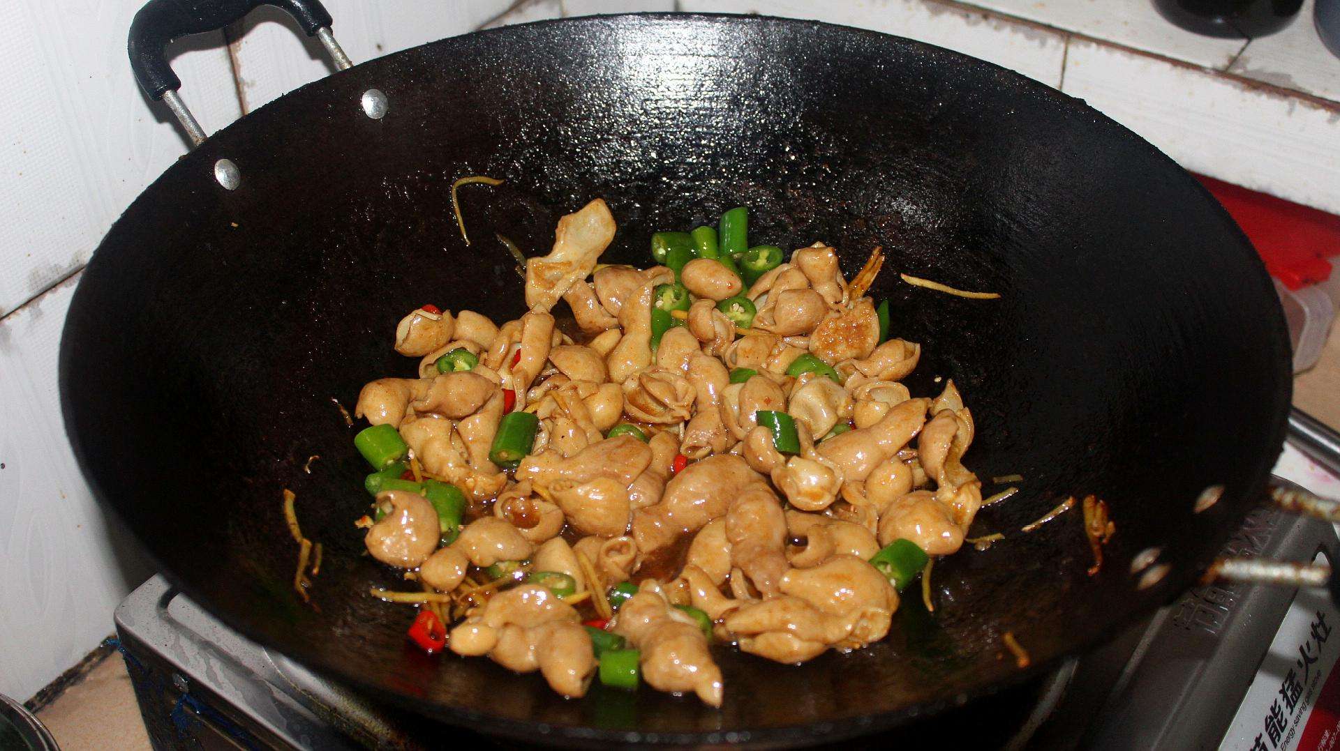 清洗猪大肠时，放醋放碱就错了！大厨教你一招，大肠脆爽无腥味