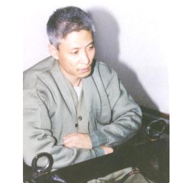 2003年刘涌被判死刑后，喝了一口白酒，让妻子在脚镣处塞了1元钱