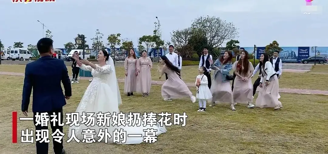 新娘扔捧花瞬间，6位伴娘都避开，小伙想接没接到