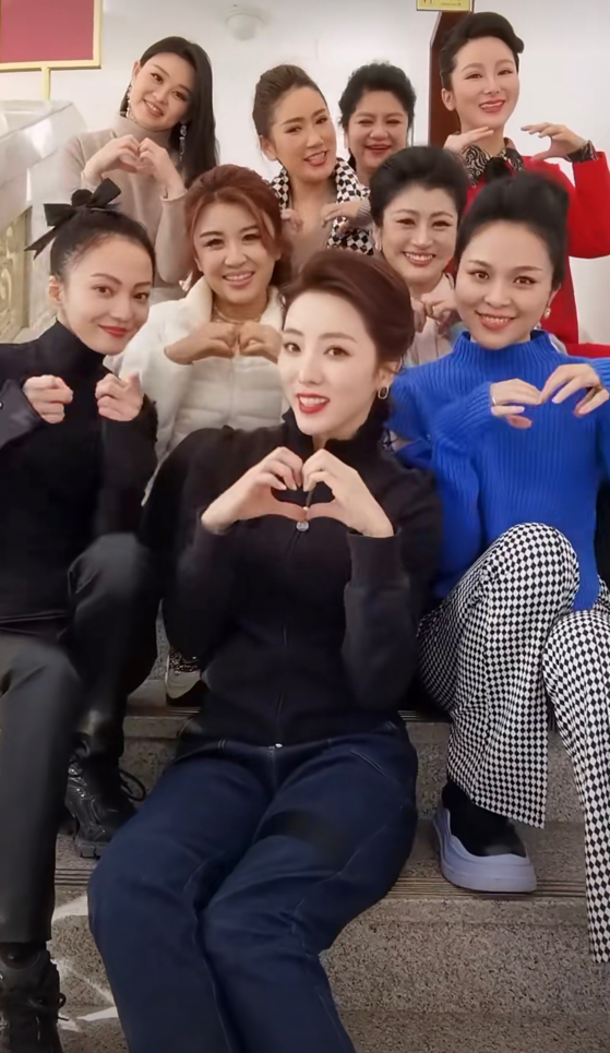 央视主持人李思思晒私下照，坐c位瓜子脸好美，张韶涵筷子腿抢镜