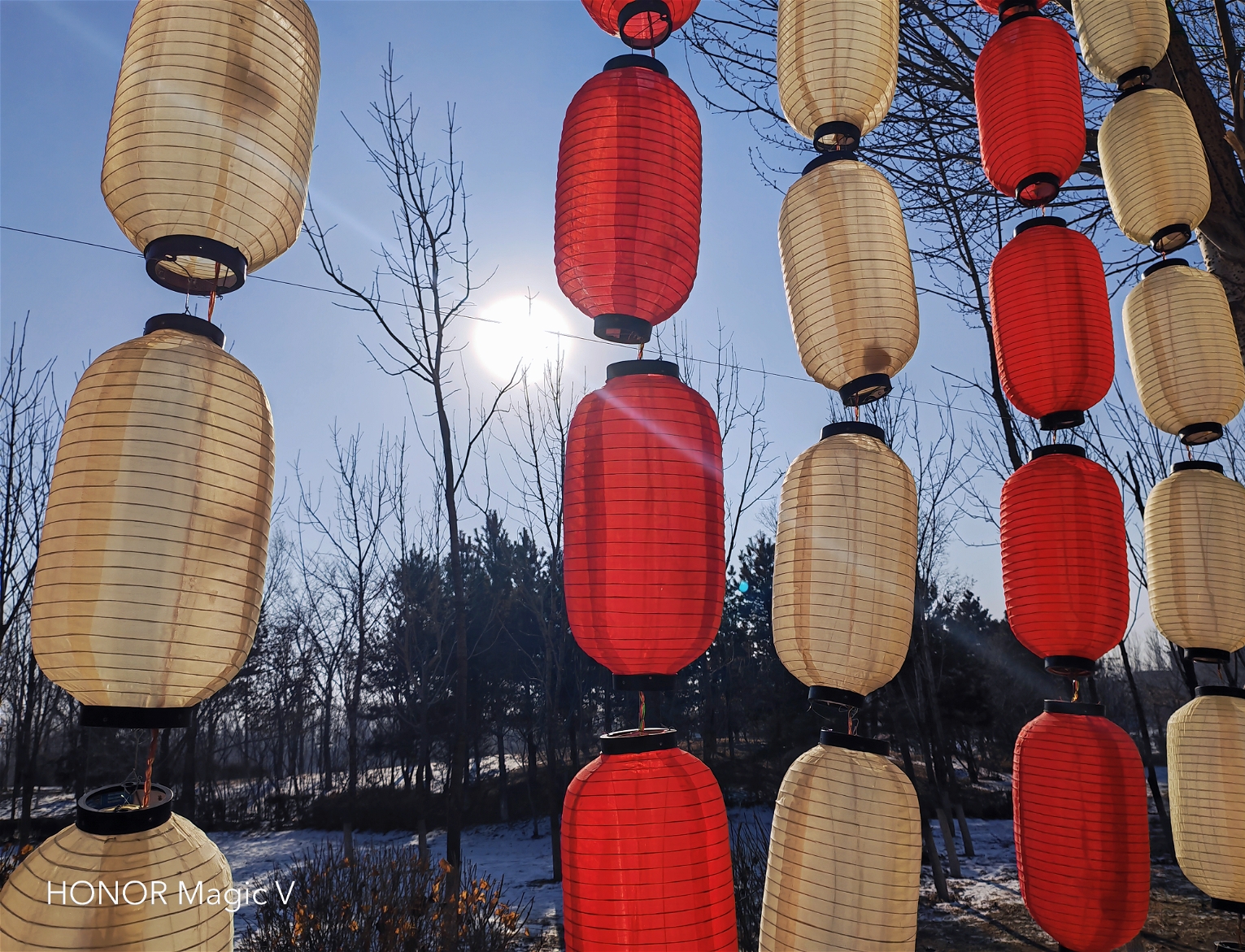 荣耀首款折叠屏Magic V评测：新骁龙8加特，三组镜头影像能力巅峰