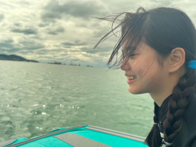 钟丽缇张伦硕带俩女儿冲浪，一家四口久违同框，全是高颜值大长腿