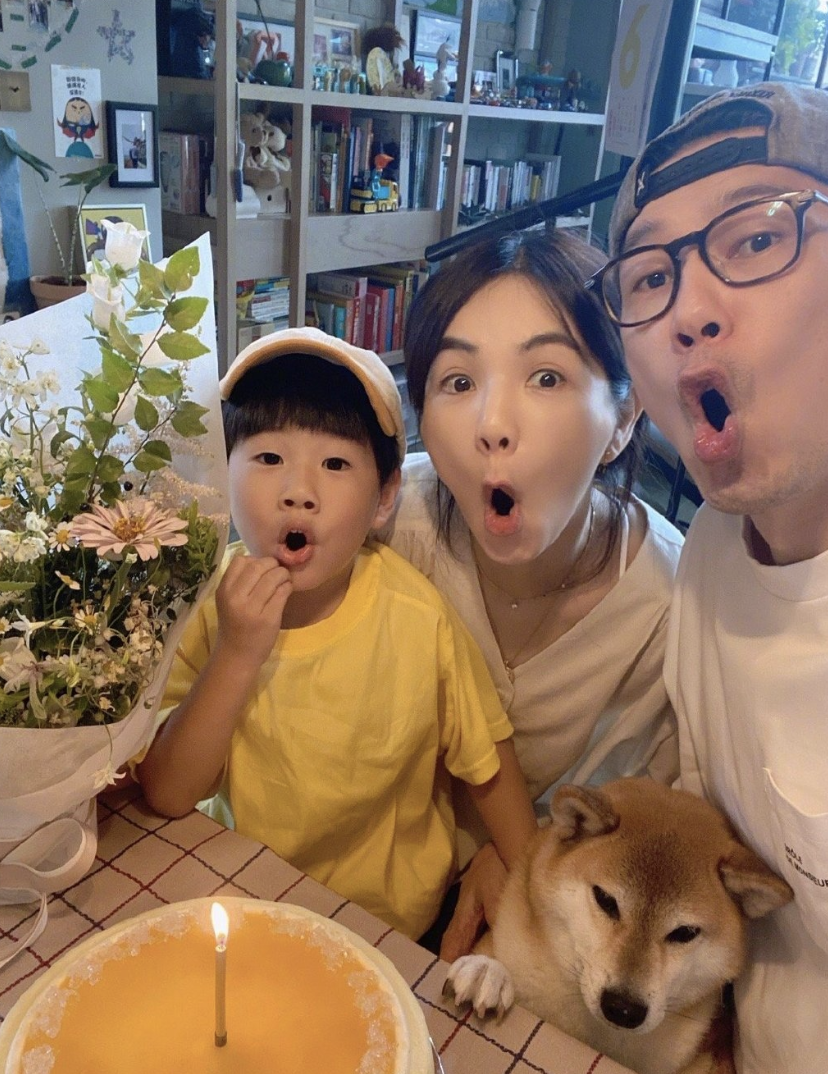 Ella带家人和员工度假，与劲宝DIY披萨，母子欢乐同框画风有爱