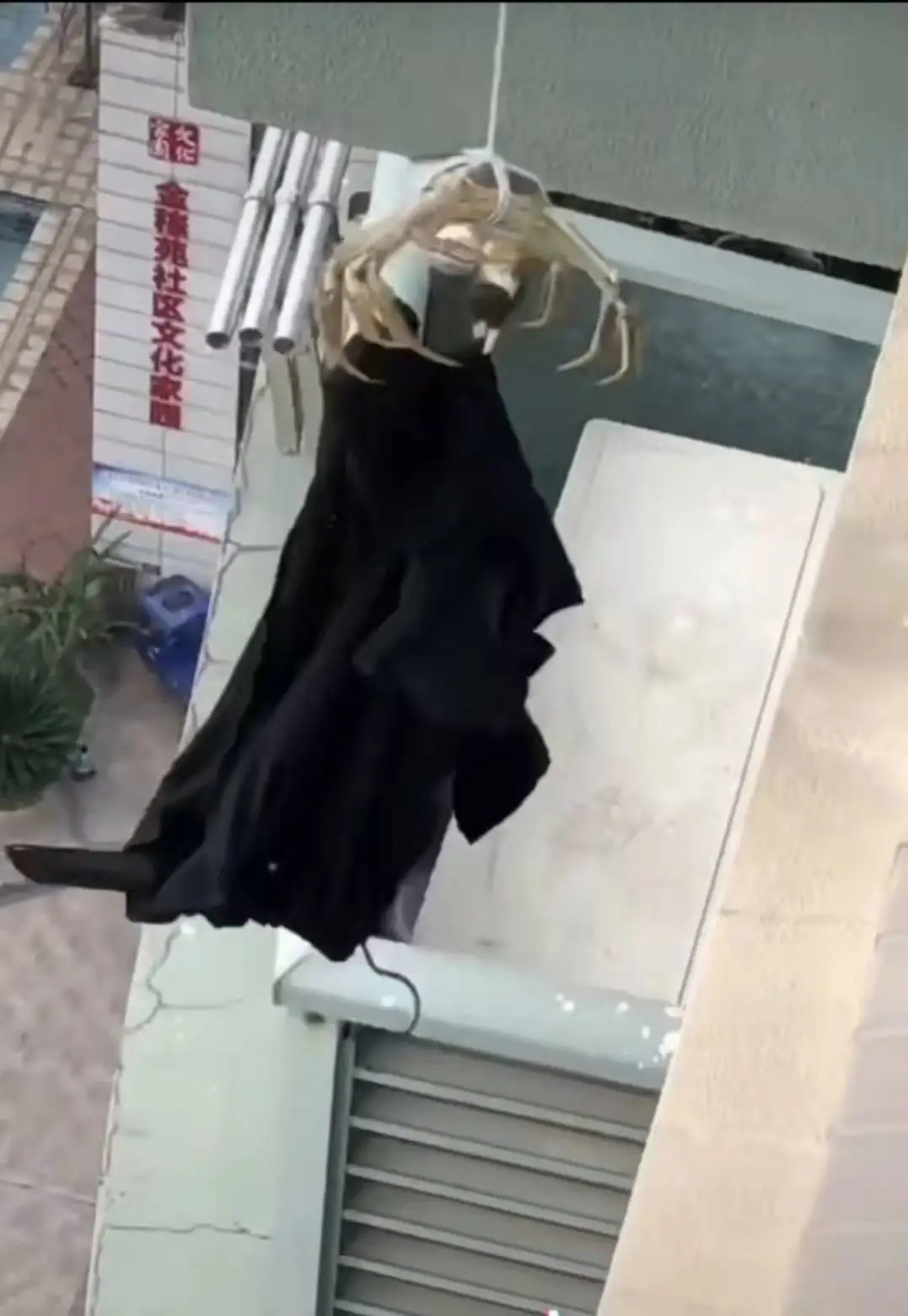 衣服被风吹落阳台，男子用绳子吊着大闸蟹夹起，网友：放生它