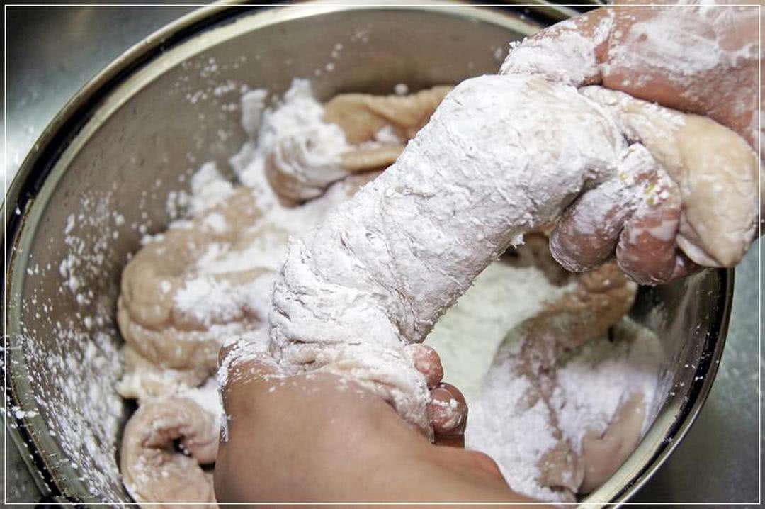 清洗猪大肠时，放醋放碱就错了！大厨教你一招，大肠脆爽无腥味