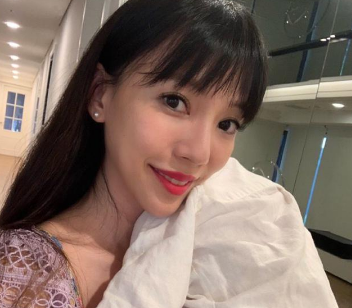 李靓蕾发文否认收到BY2私信，工作室录屏回应，怒斥对方又撒谎