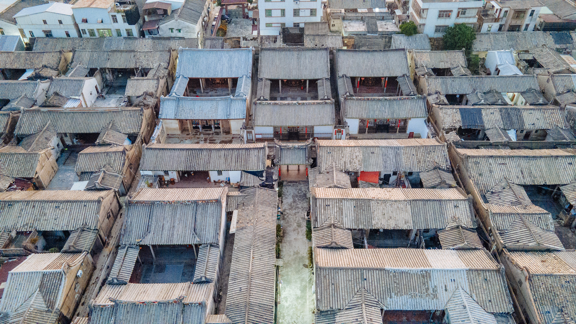 很多人拿他跟山西的王家大院,李家大院去比较,这个布局真的太美了,你