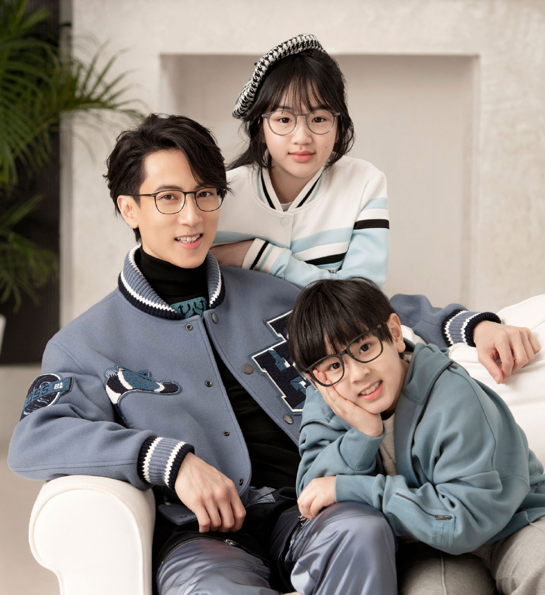 吴尊一家四口现身机场，11岁neinei身高超爸爸肩膀，和妈妈很像