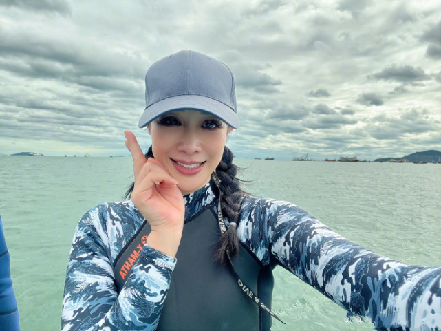 钟丽缇张伦硕带俩女儿冲浪，一家四口久违同框，全是高颜值大长腿