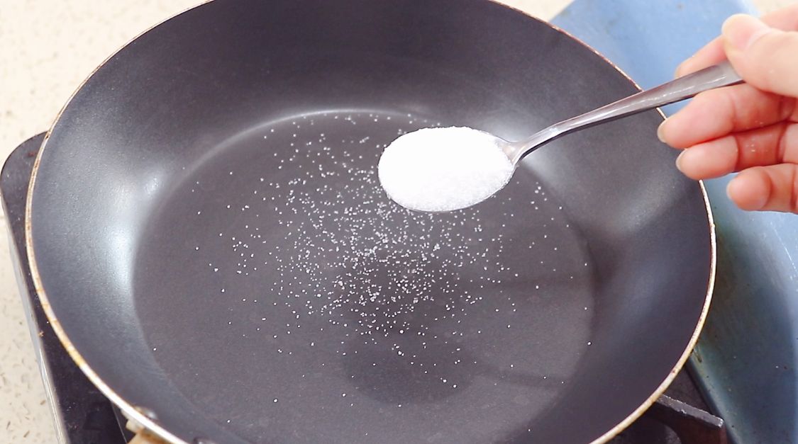 年货别总出去买，这种糖在家也能做，几勺白糖搞定，比买的好吃