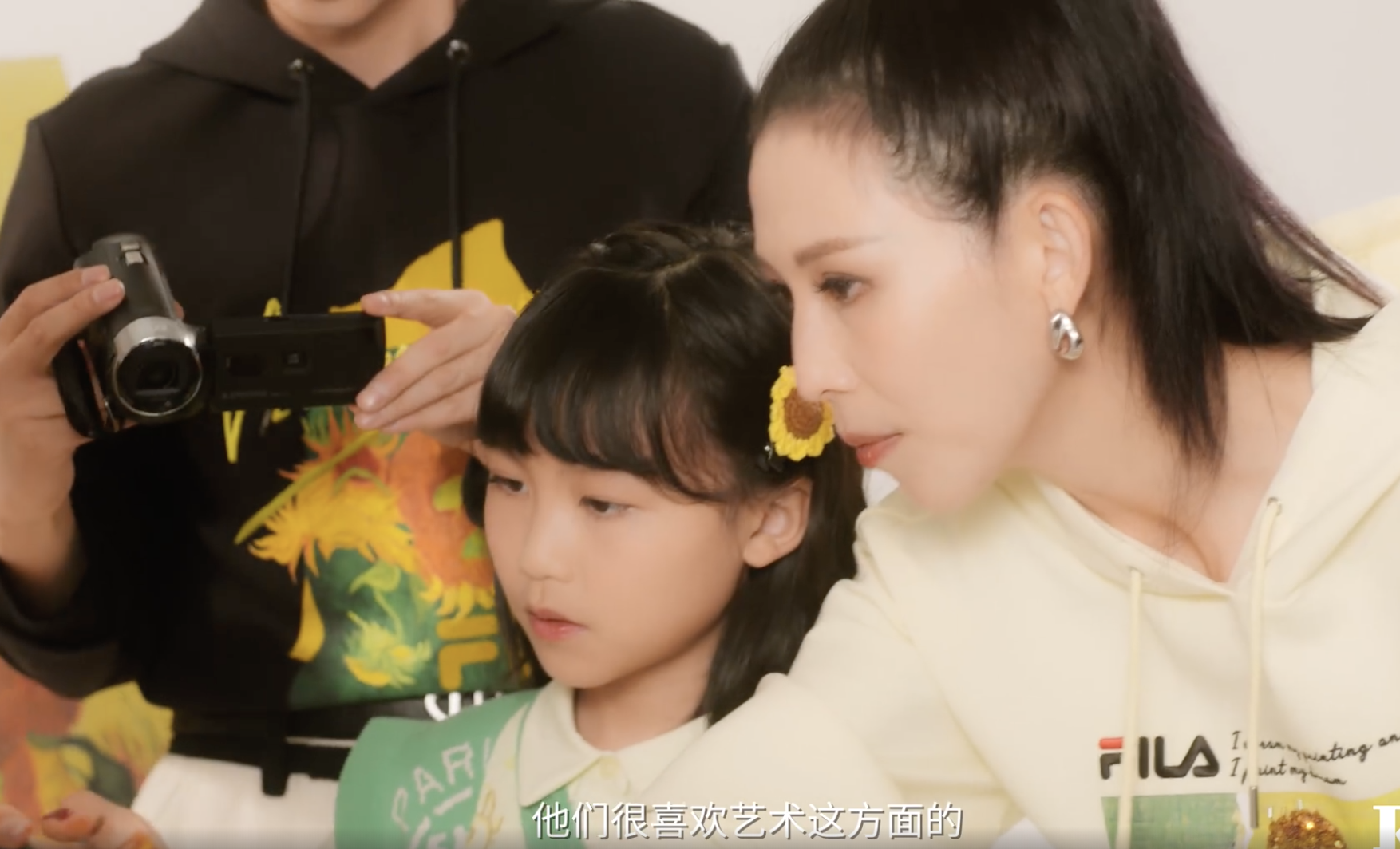 张晋蔡少芬全家拍封面大片，姐弟三人性格迥异，鱼蛋烫卷发超时髦