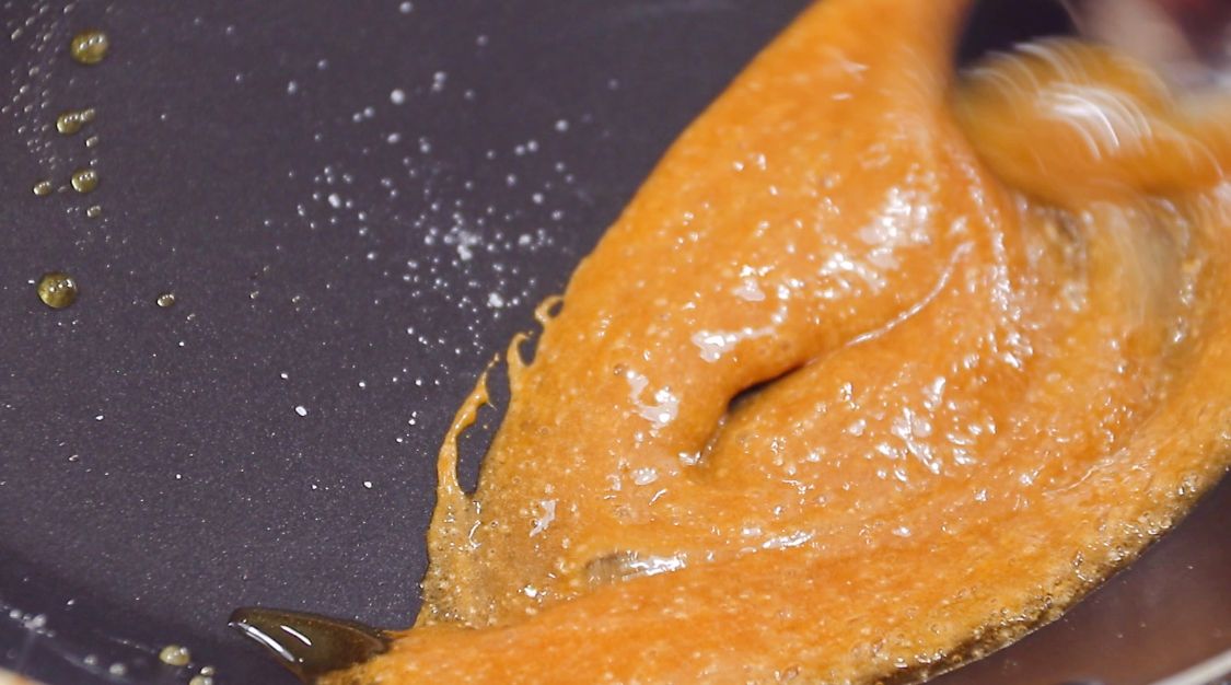 年货别总出去买，这种糖在家也能做，几勺白糖搞定，比买的好吃