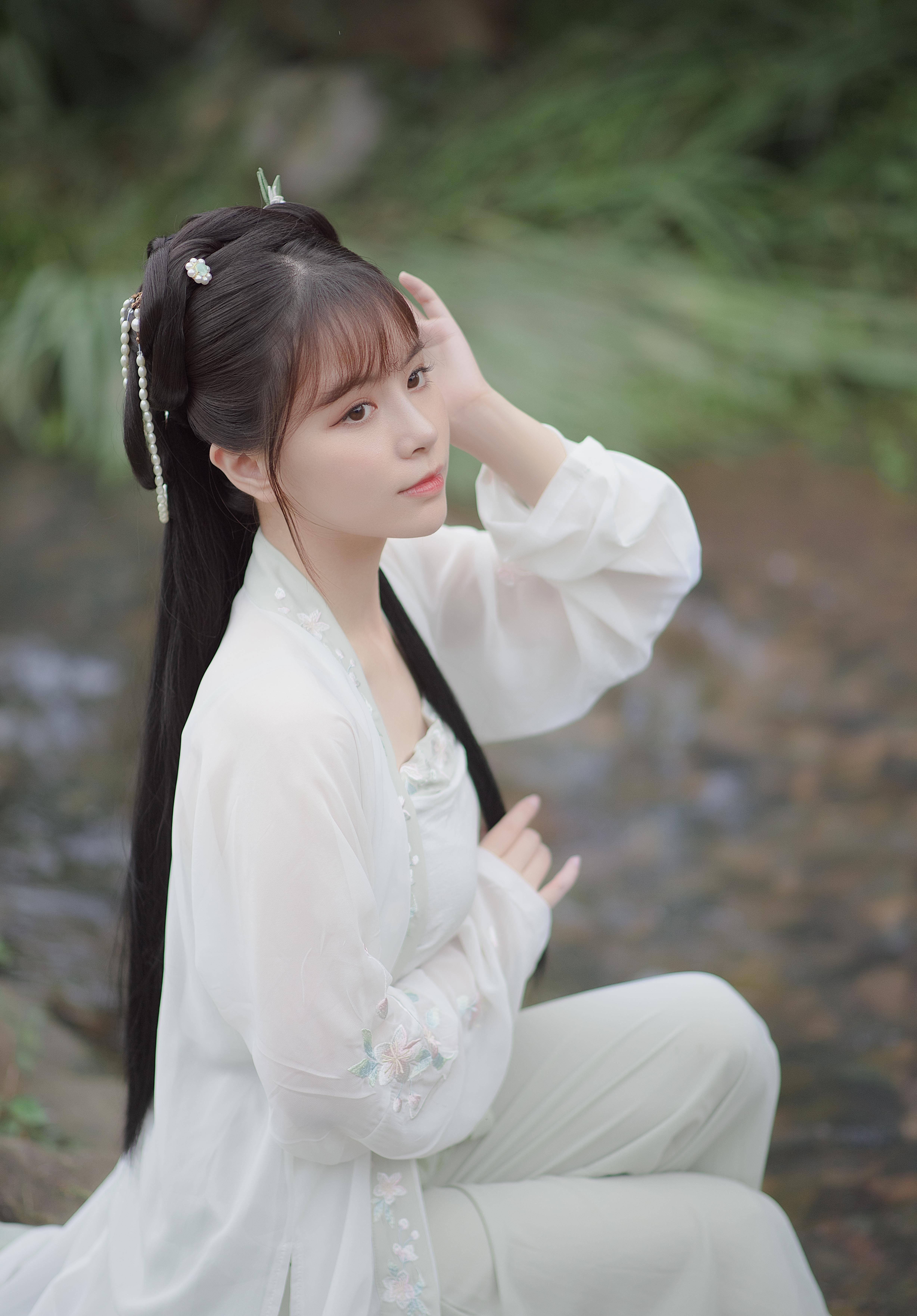 气质优雅美女户外好看甜美迷人写真图片