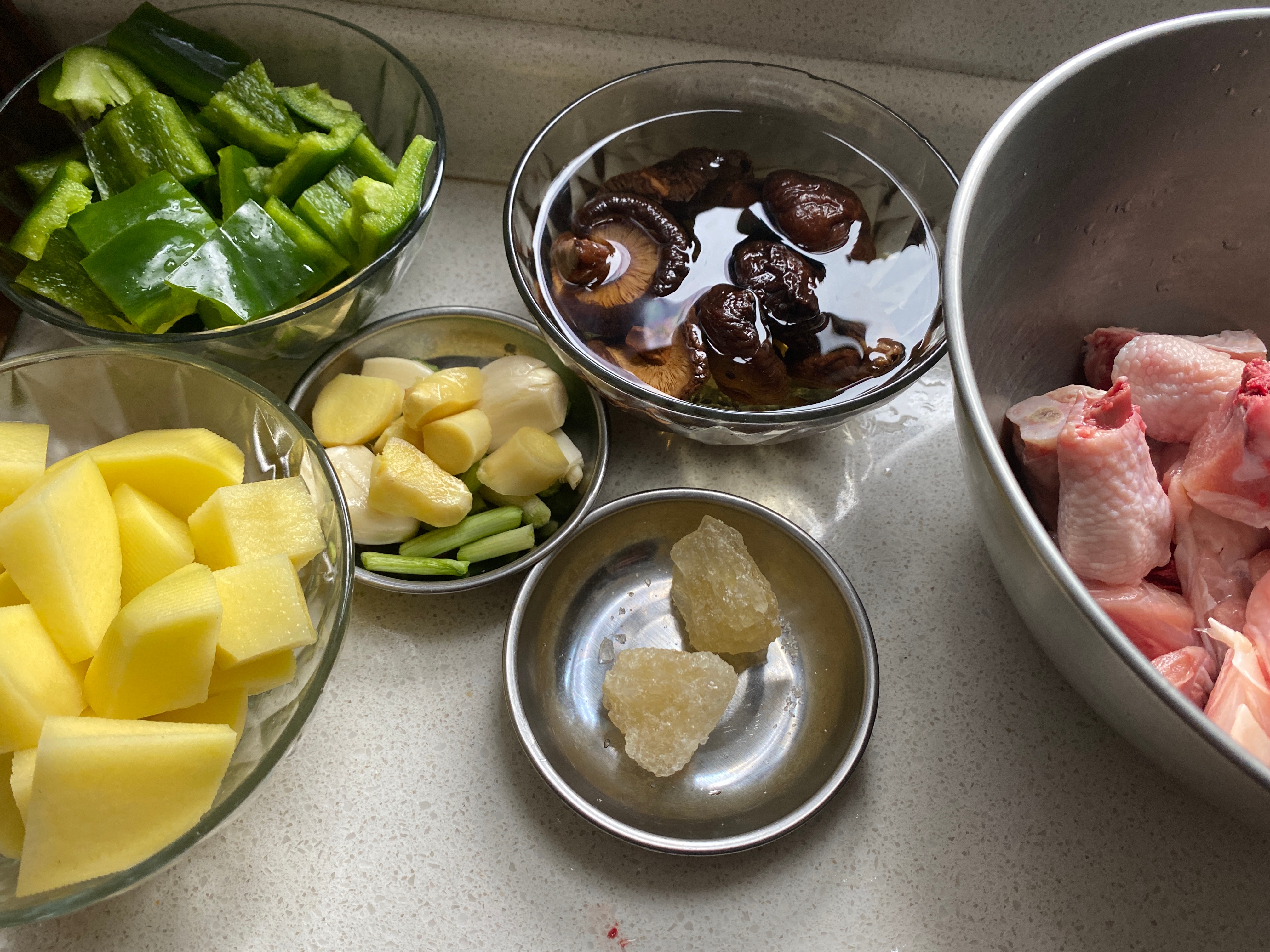 黄焖鸡到底加了什么料才那么香？除了盐和味精，最关键的是这味料