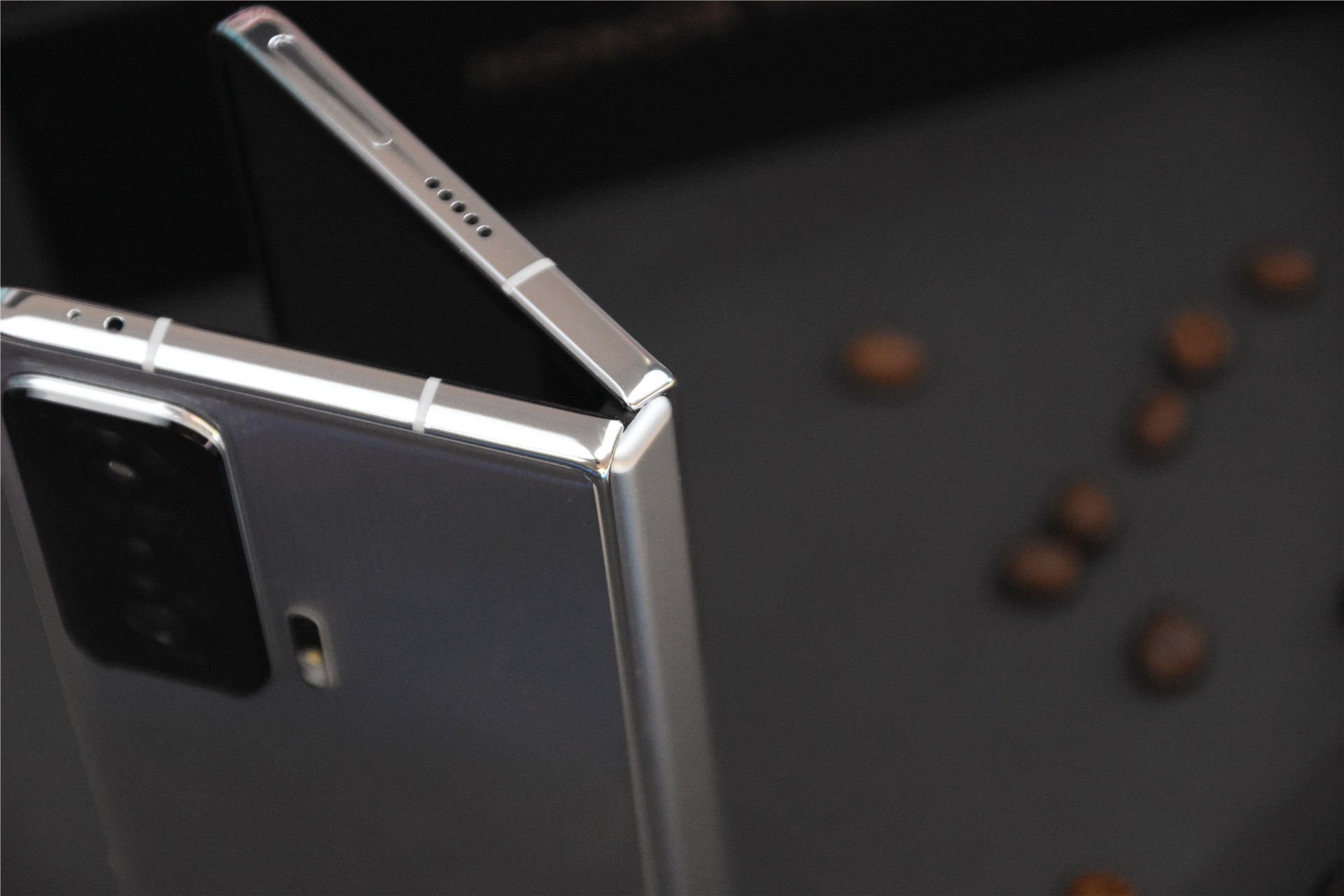 荣耀首款折叠屏Magic V评测：新骁龙8加特，三组镜头影像能力巅峰