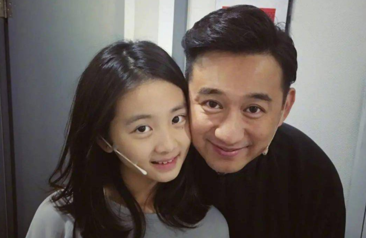 黄磊周迅举止亲昵没边界感,勾肩搭背深情拥抱,被质疑关系不一般最新