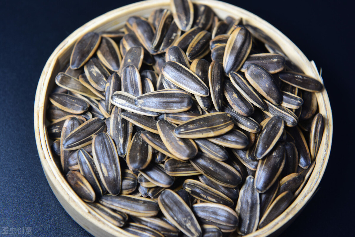 吃一把瓜子等于喝一勺油？教你正确吃瓜子的方法，吃出营养和健康