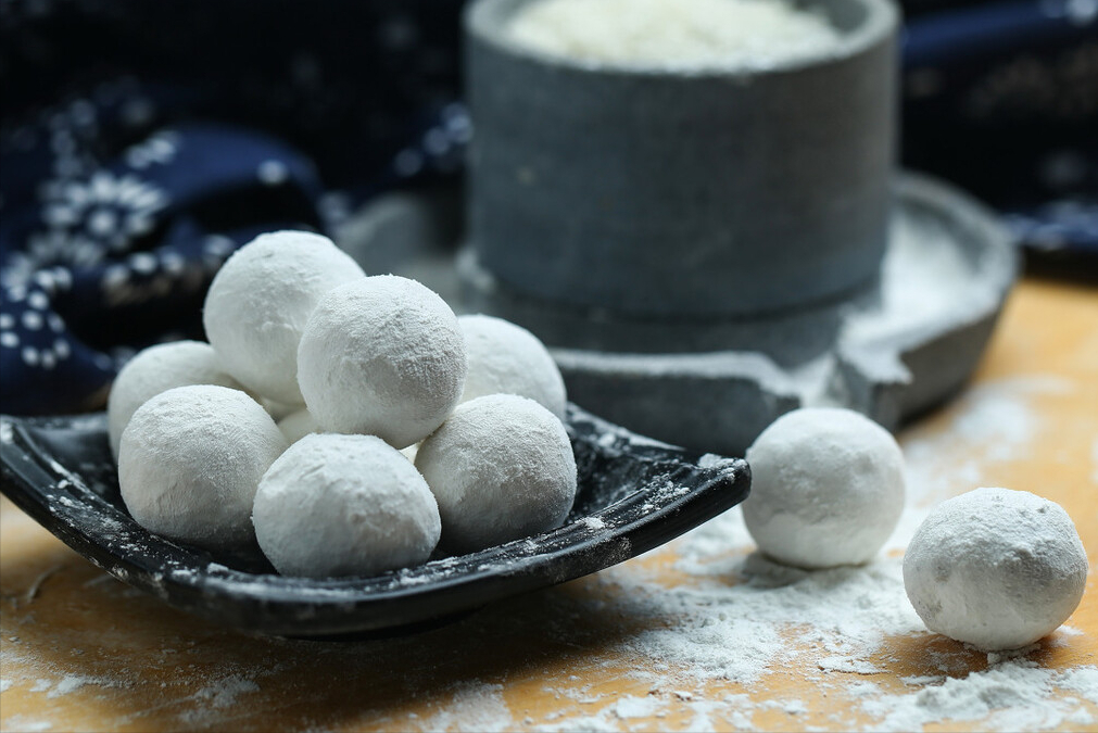 煮汤圆，别再水开就下锅了，记住2个重要步骤，完整好吃不露馅
