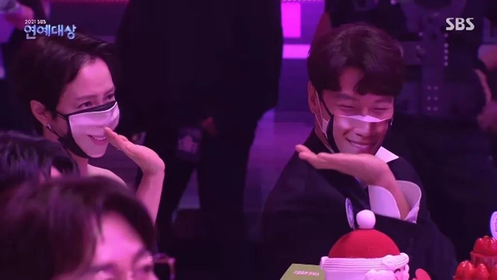 宋智孝金鍾國看aespa舞台上的舉動，被攝像機抓到了