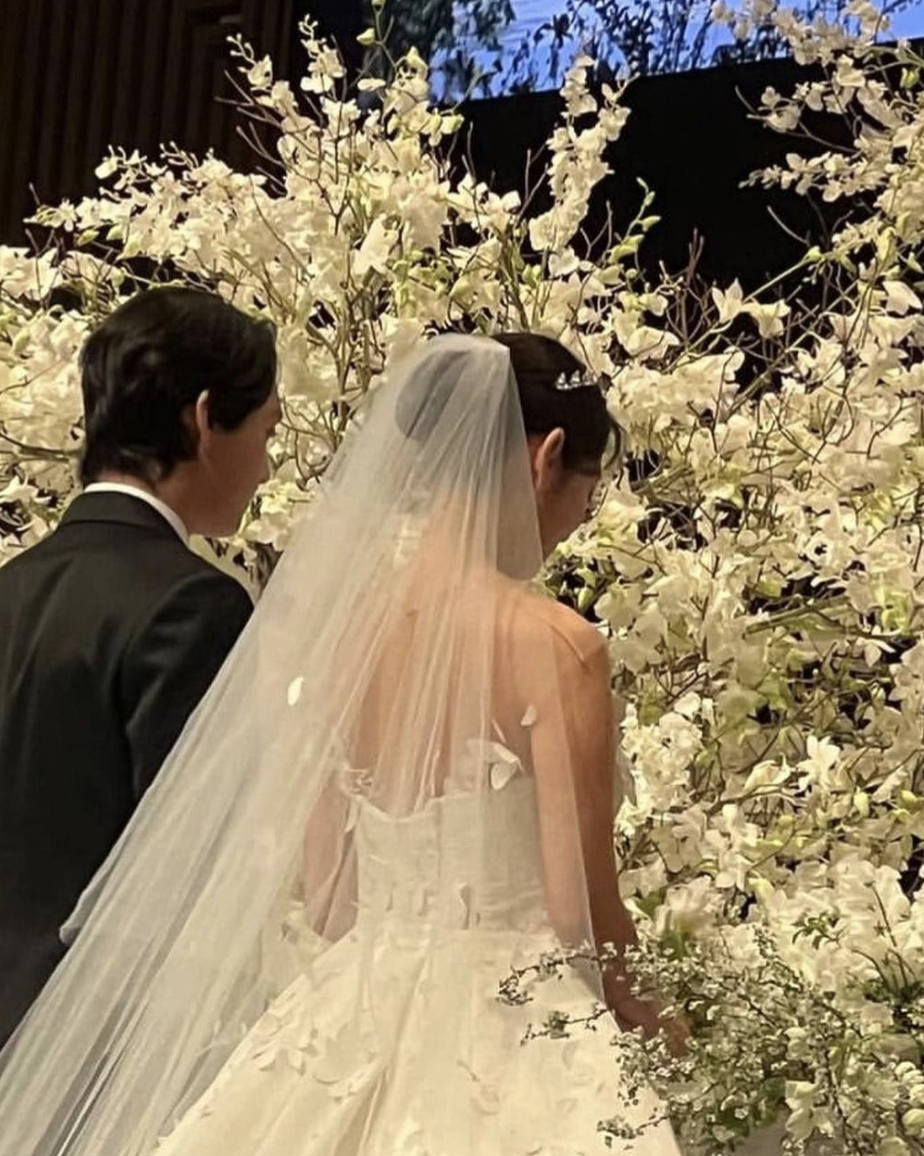 朴信惠崔泰俊说誓词哽咽，忘情接吻超浪漫，新娘孕期过半脸颊圆润