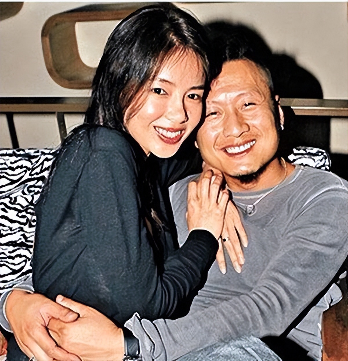 孙兴也双手一摊,不装了,直接和林美贞分手,带着情人骆丽娜在国内逍遥