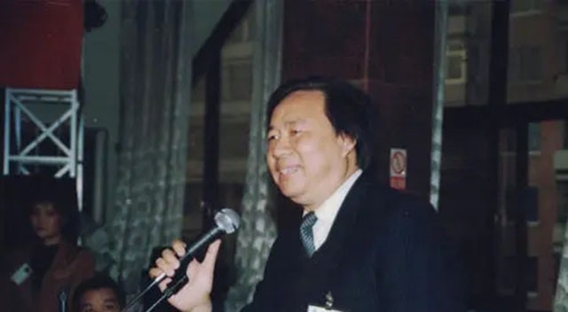 99年“首富”牟其中入狱，妻子携子赴德，小28岁的小姨子却未离开