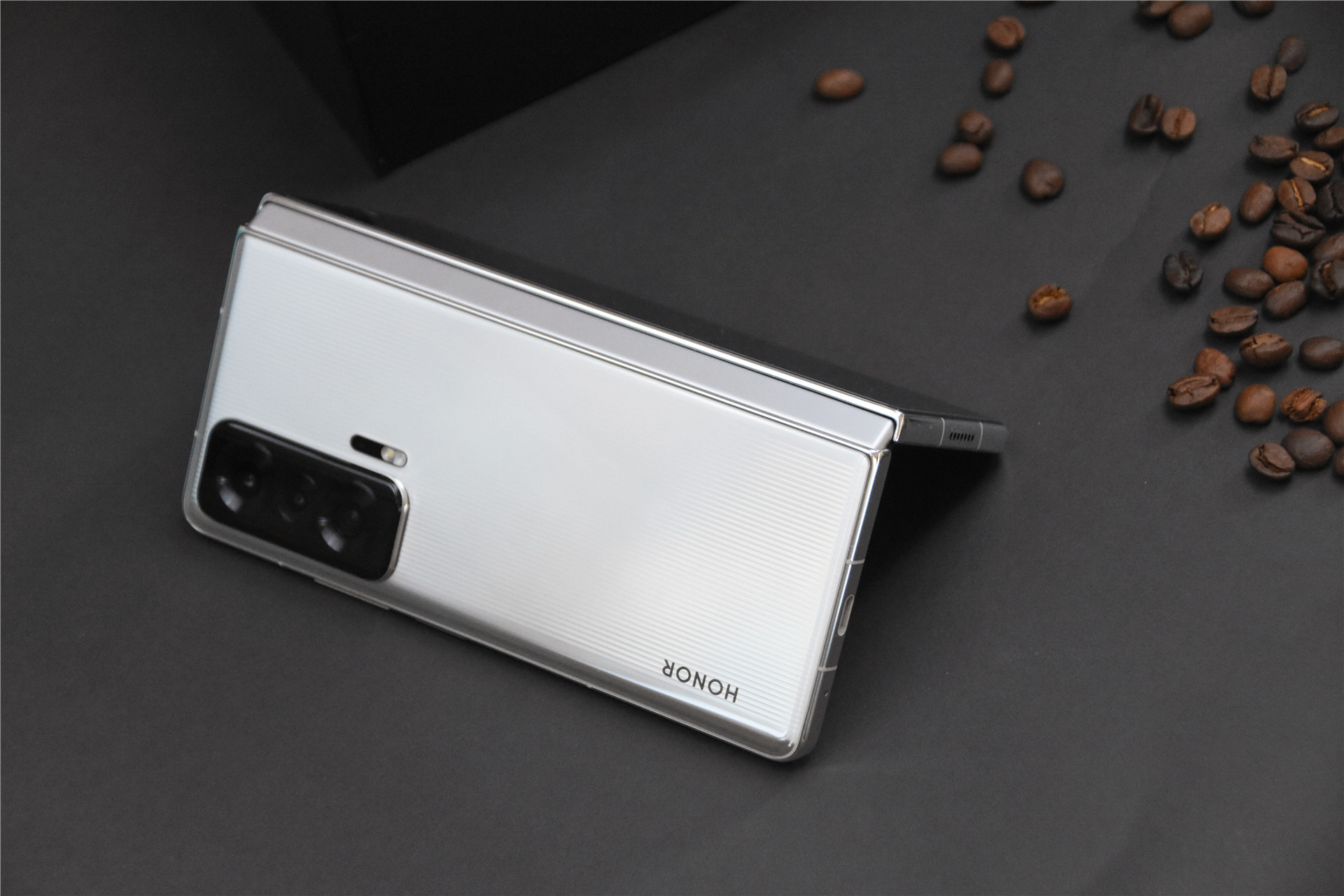 荣耀首款折叠屏Magic V评测：新骁龙8加特，三组镜头影像能力巅峰