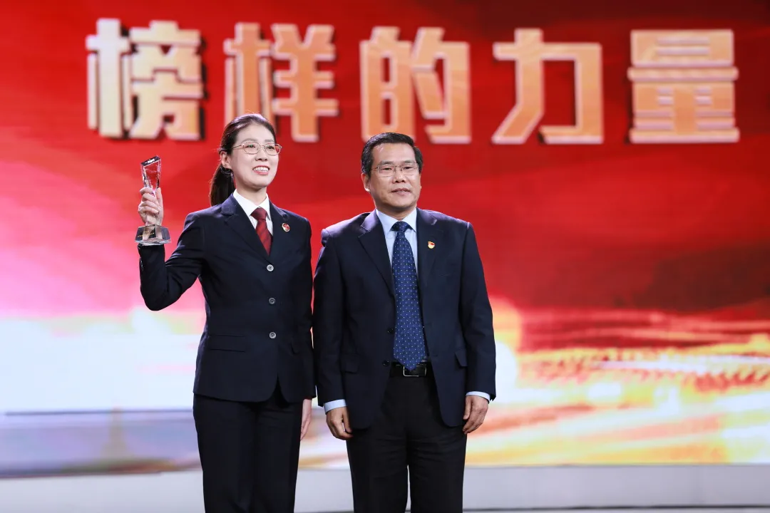 第二届“山东省十大法治人物”颁奖典礼在济南举办