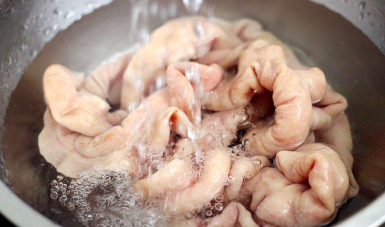 清洗猪大肠时，放醋放碱就错了！大厨教你一招，大肠脆爽无腥味