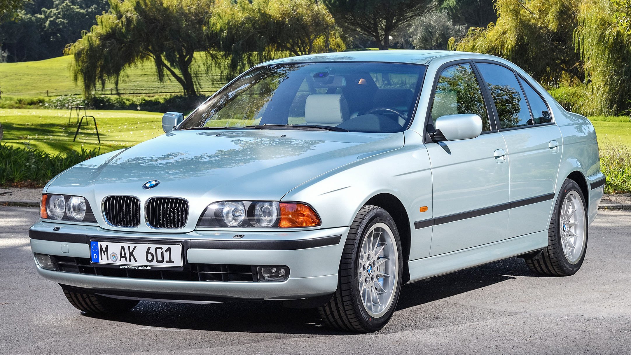 e39代5系此时如果回顾e60的前任--e39就会发现,e39有着浓厚的老车时代