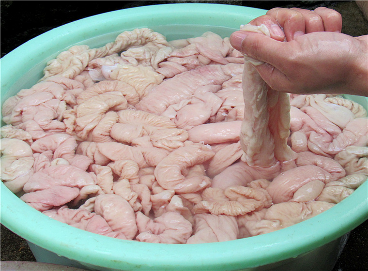 清洗猪大肠时，放醋放碱就错了！大厨教你一招，大肠脆爽无腥味