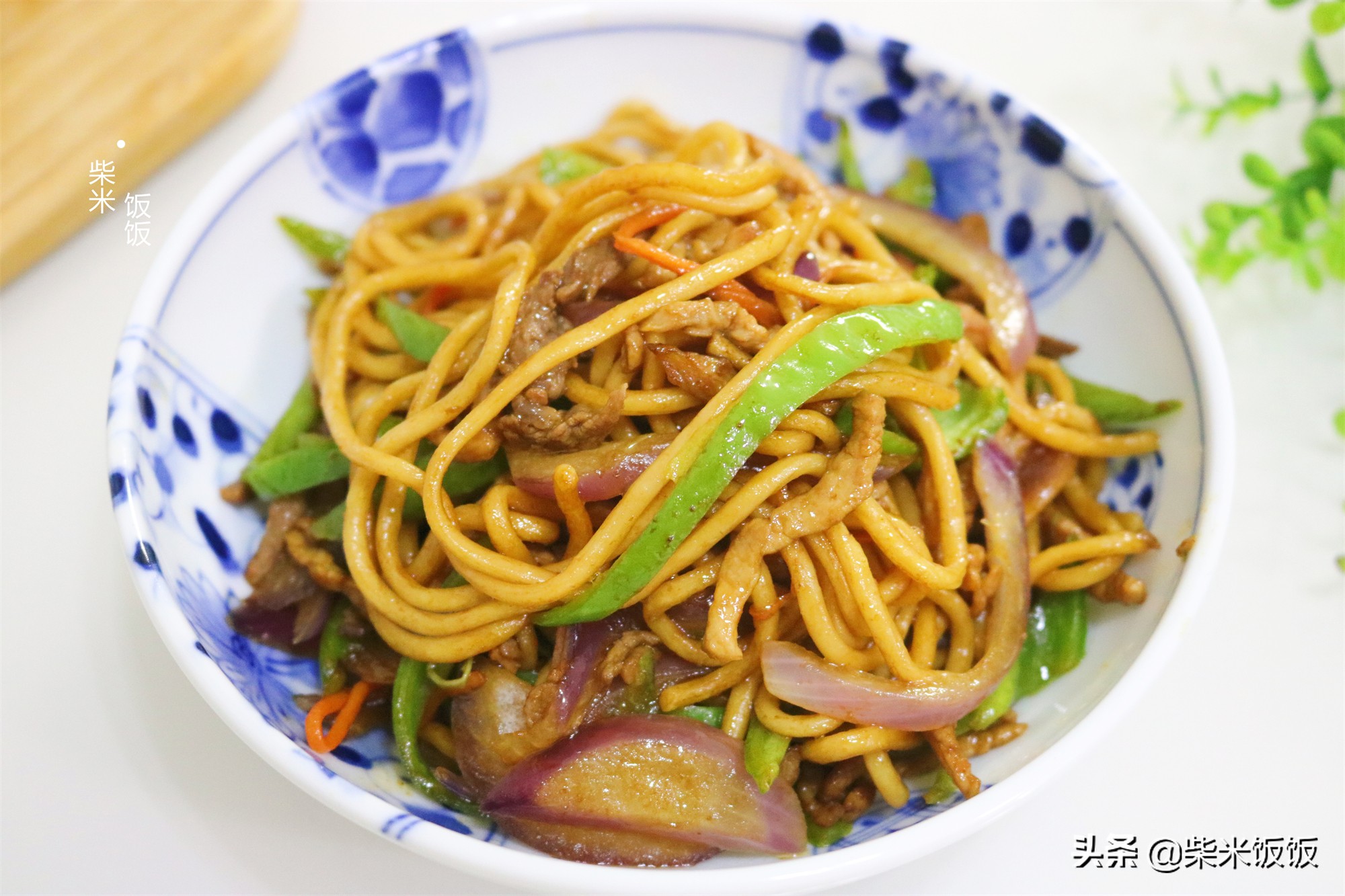 面条筋道，肉丝软嫩，这碗青椒肉丝面太香了，我家常做