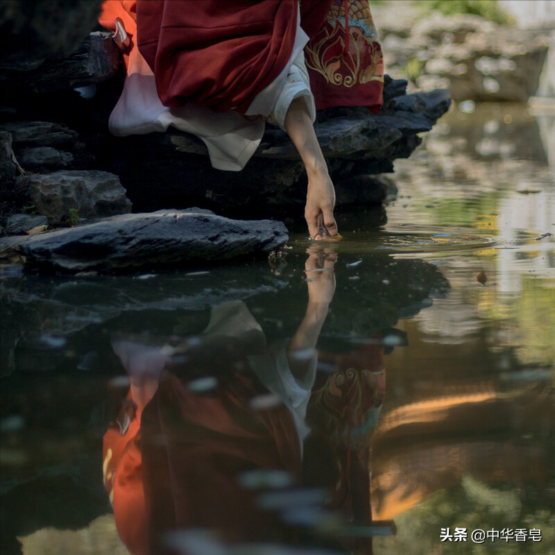 福禄双临礼盒皂，雍容华贵女子眸光倒映出了貔貅皂的流光溢彩