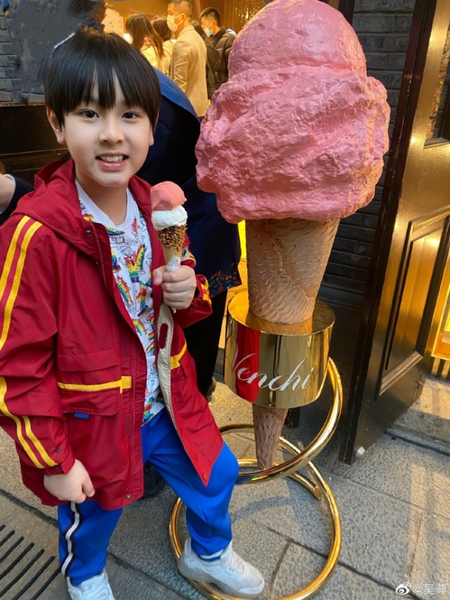 吴尊晒照庆儿女放寒假，获女儿投喂满脸幸福，NeiNei越长越像妈妈