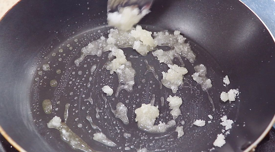 年货别总出去买，这种糖在家也能做，几勺白糖搞定，比买的好吃