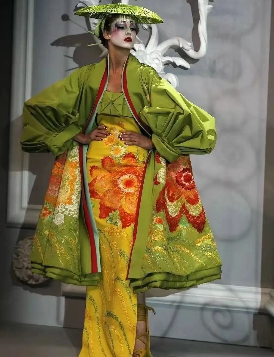 2007年秋冬这场大秀,海盗爷以世界名画时装插画和摄影作品为灵感,设计