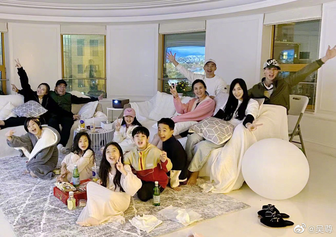 吴尊一家四口现身机场，11岁neinei身高超爸爸肩膀，和妈妈很像