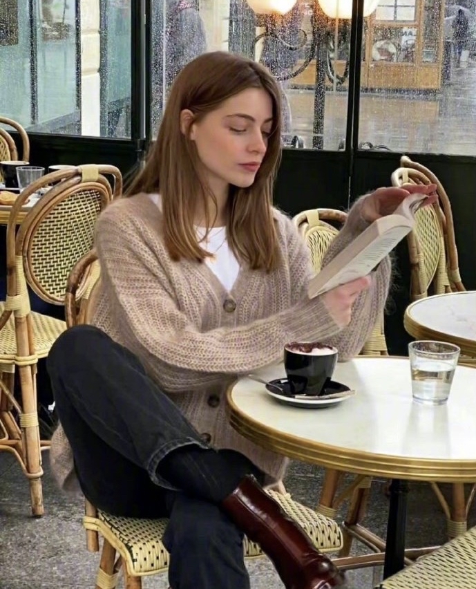 只要学会法国女人不费力的时尚,日常穿搭再也不用绞尽脑汁的搭配最新