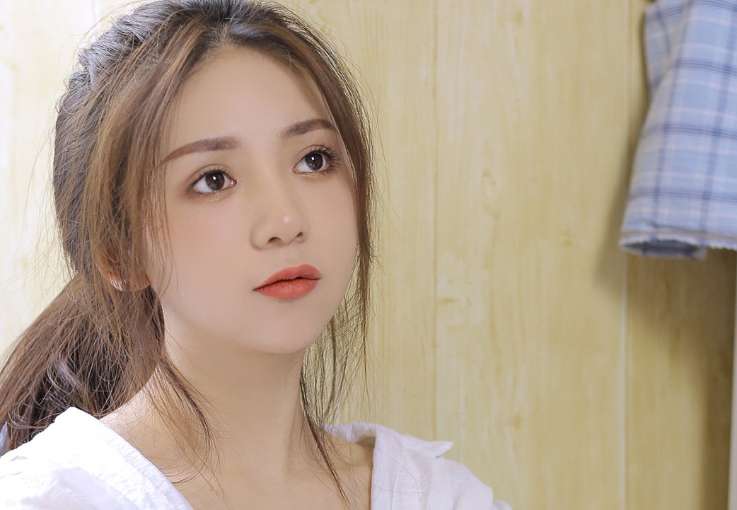 追女孩送什么礼物容易感动（刚追女生可以送礼物吗）