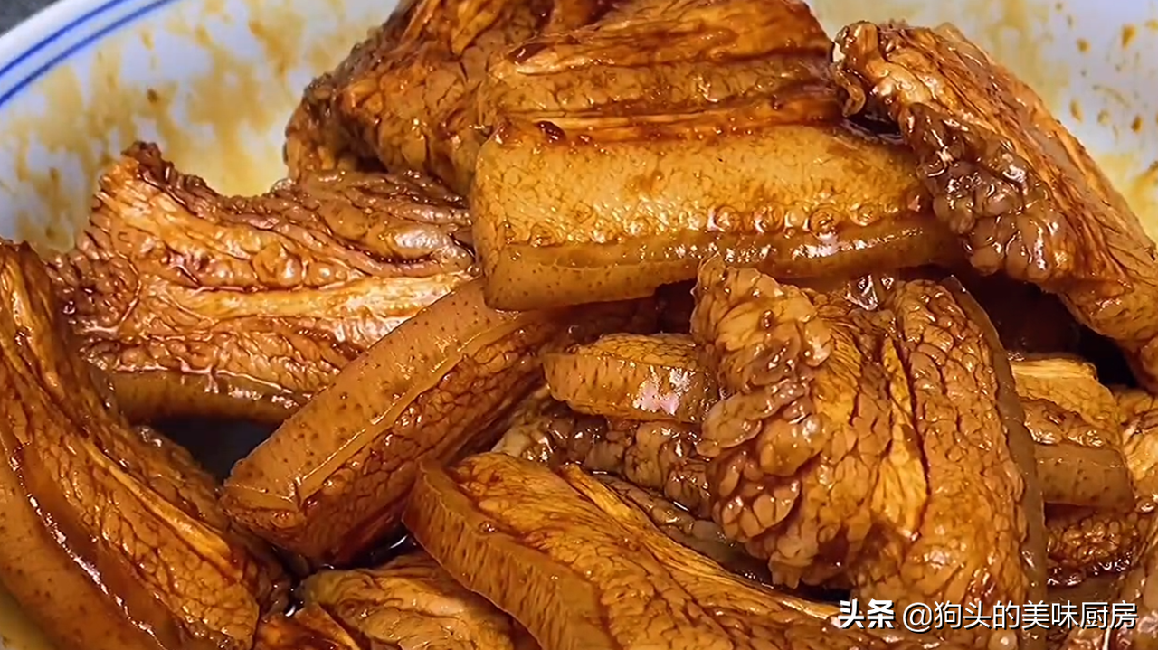 五花肉怎样做才软烂不油腻？大厨教你一个做法，出锅汤汁都不剩