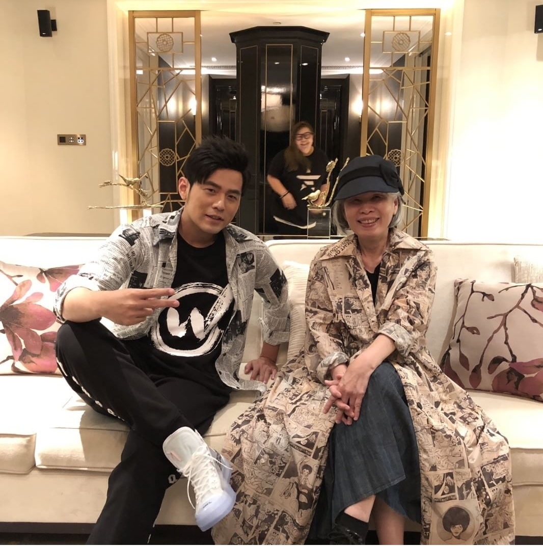 周杰伦晒母子同框，大赞母亲比自己还要潮，71岁周妈妈时尚年轻