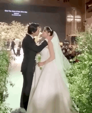 朴信惠崔泰俊说誓词哽咽，忘情接吻超浪漫，新娘孕期过半脸颊圆润