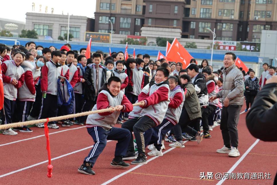 罗山县第四实验初级中学拔河比赛剪影(图1)