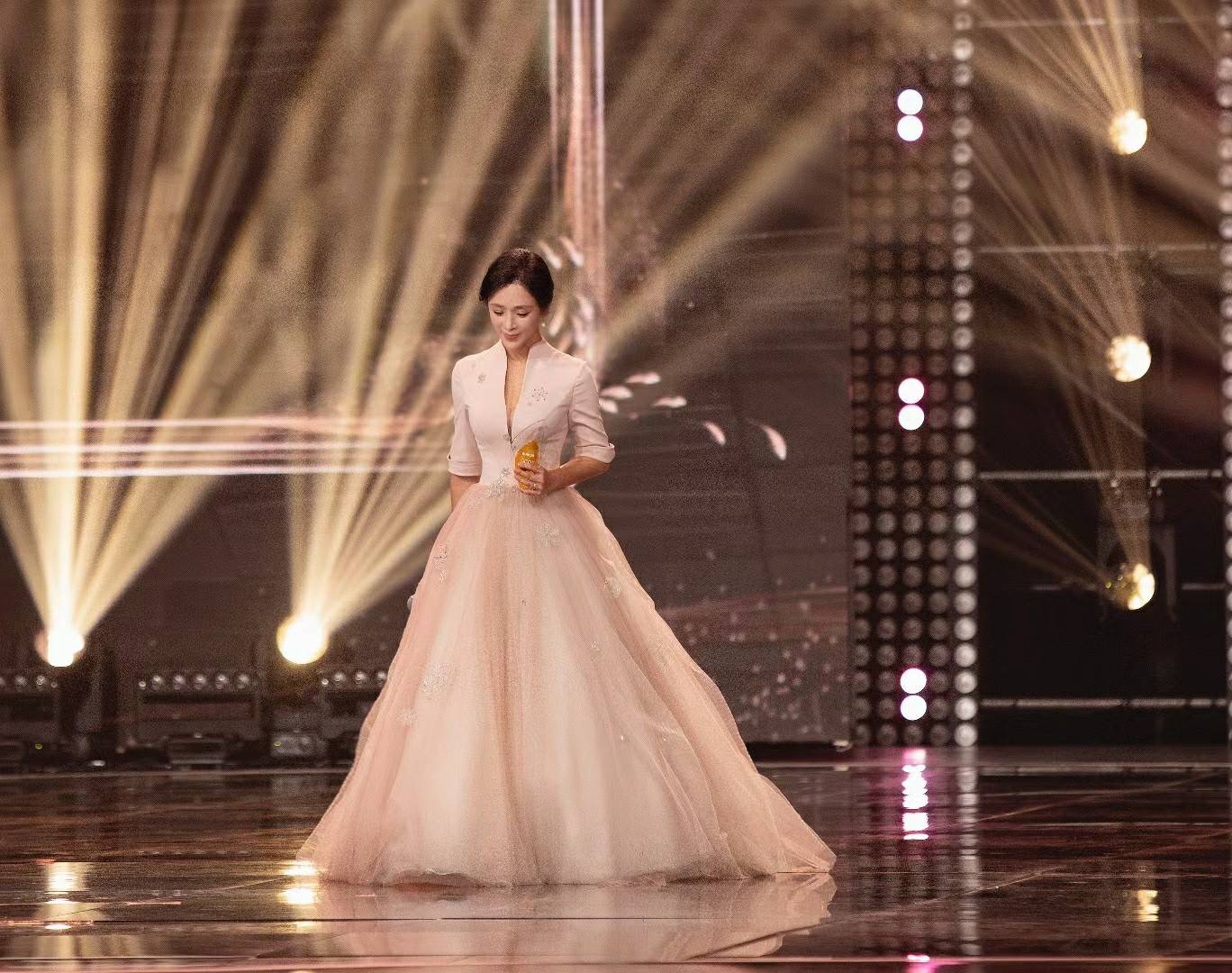 周显欣觉醒年代获年度优秀演员德艺双馨将为她开启中女时代