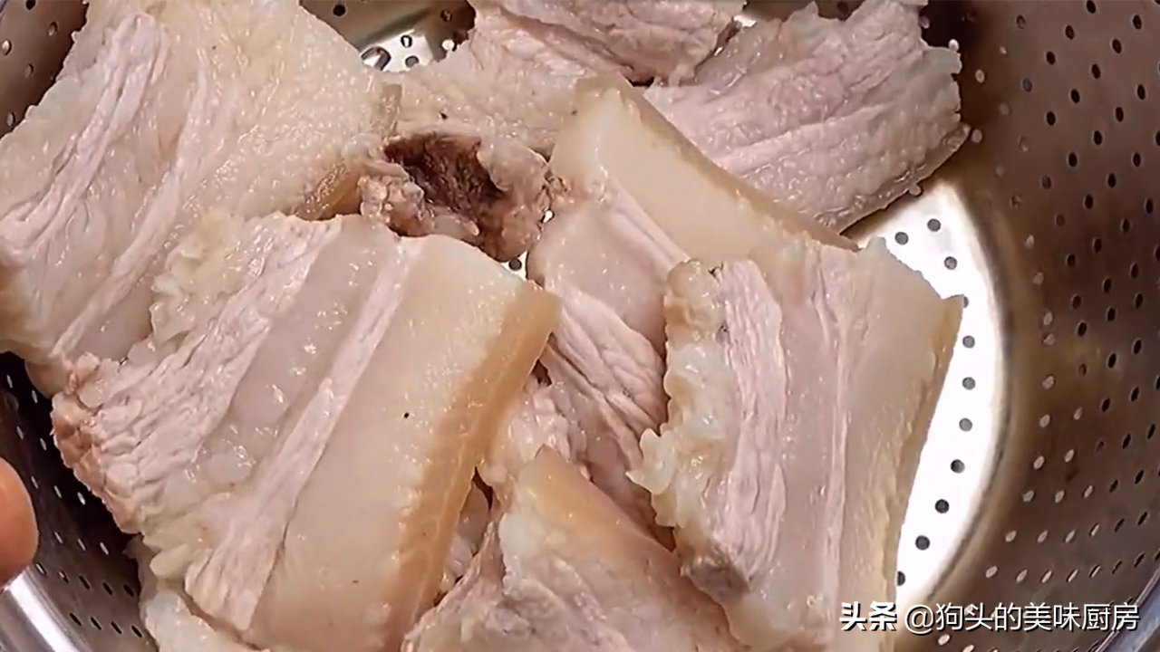 五花肉怎样做才软烂不油腻？大厨教你一个做法，出锅汤汁都不剩