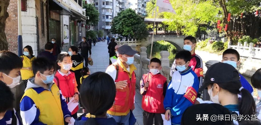 志愿者日——红色文化小天使开展环保宣传公益活动，为低碳减排贡献力量