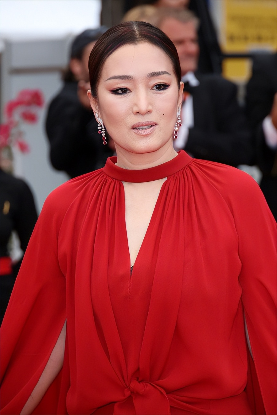 巩俐穿红裙再上戛纳红毯,与丈夫携手同行,龚俊钟楚曦惊艳亮相最新消息