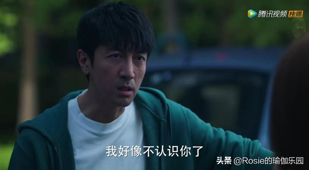 高圆圆复出身材完美，久坐身体僵硬赘肉堆积，4步灵活脊柱逆生长