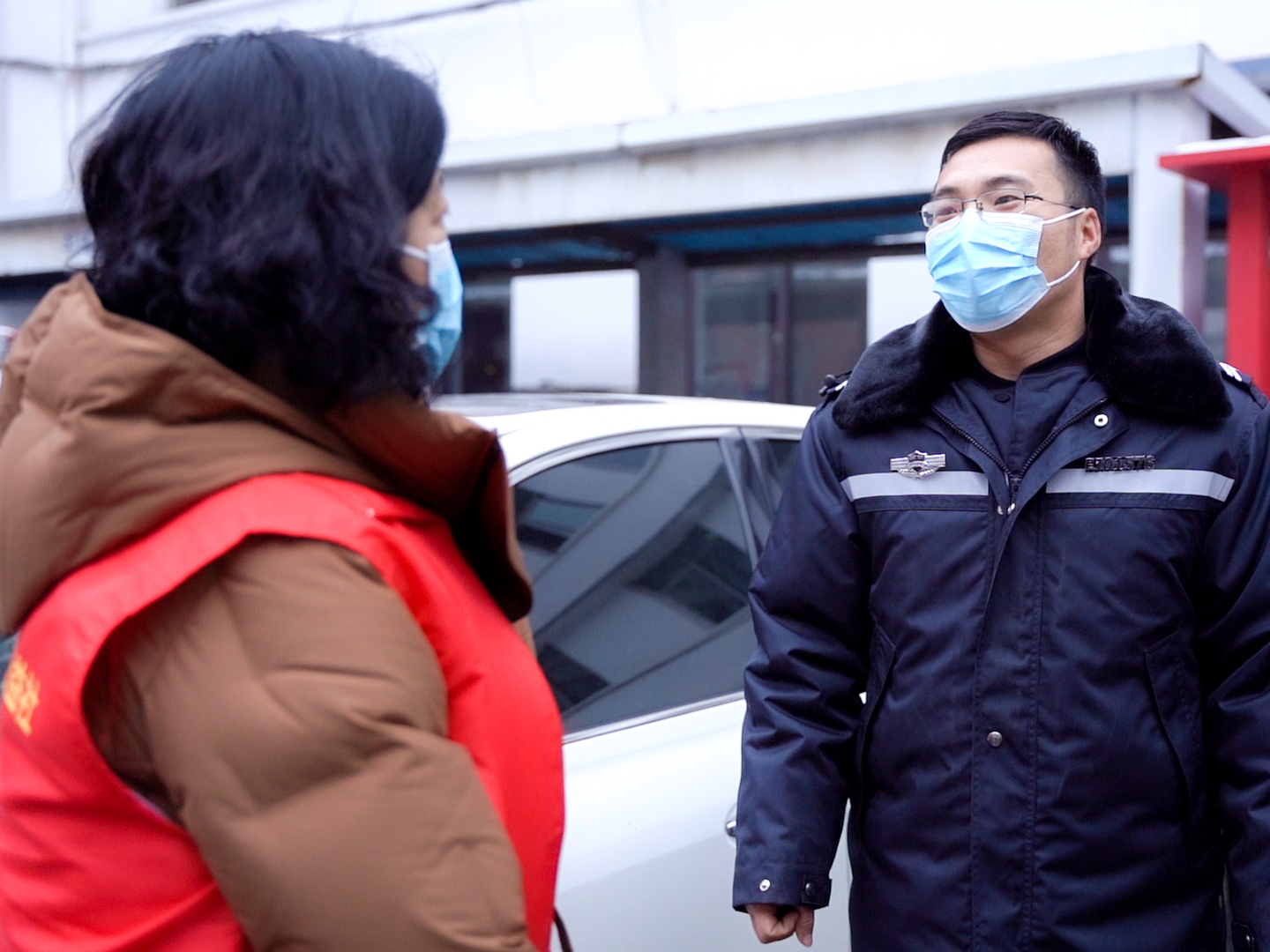 雪寒人暖！化雪天氣，鄭州愛心企業為一線防疫工作人員及時送上取暖物資