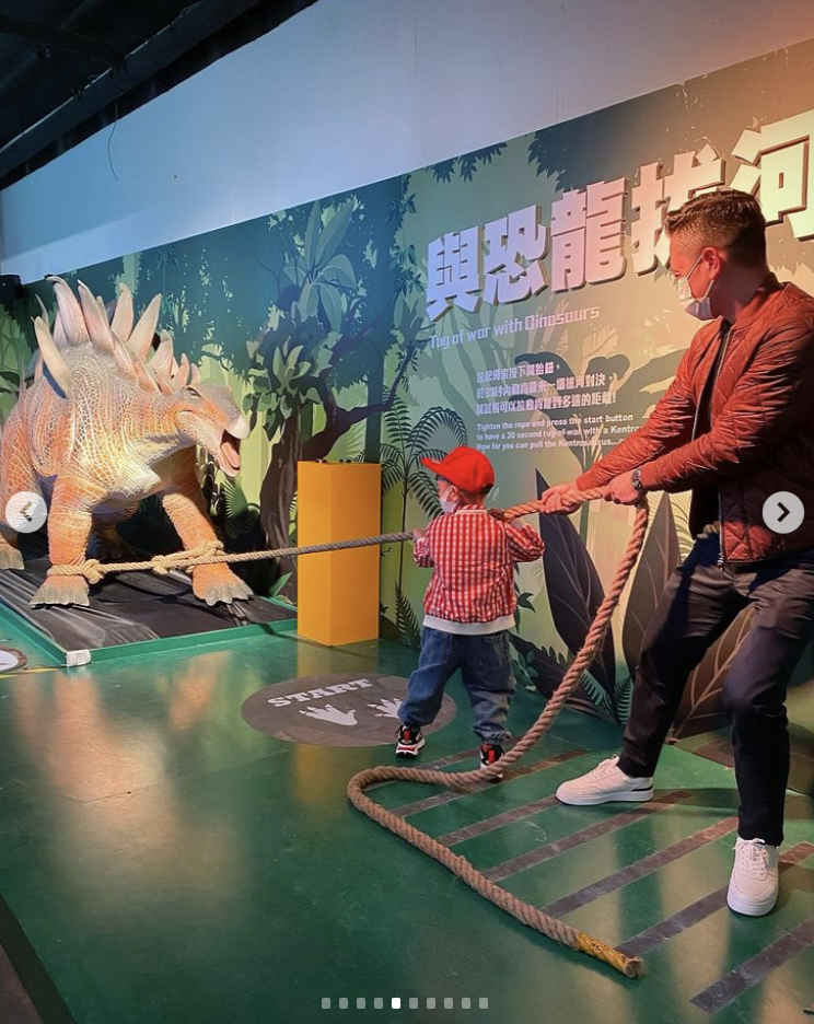 胡杏儿老公晒带娃日常，周末陪儿子游儿童展览，一人抱俩娃超有爱